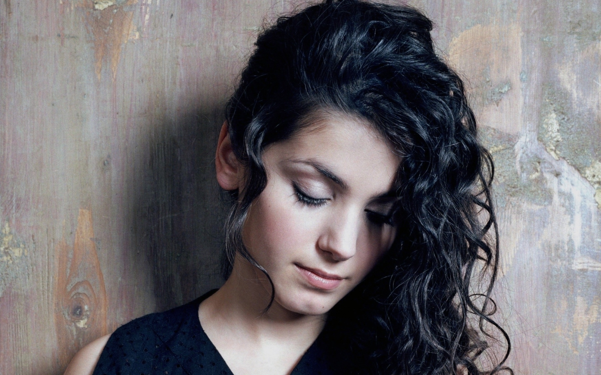 Картинки Katie melua, стена, девушка, взгляд, брюнетка фото и обои на рабочий стол