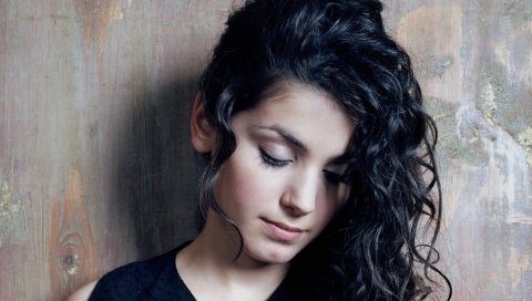 Katie melua, стена, девушка, взгляд, брюнетка