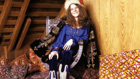 Janis joplin, девушка, улыбка, подушки, крыша