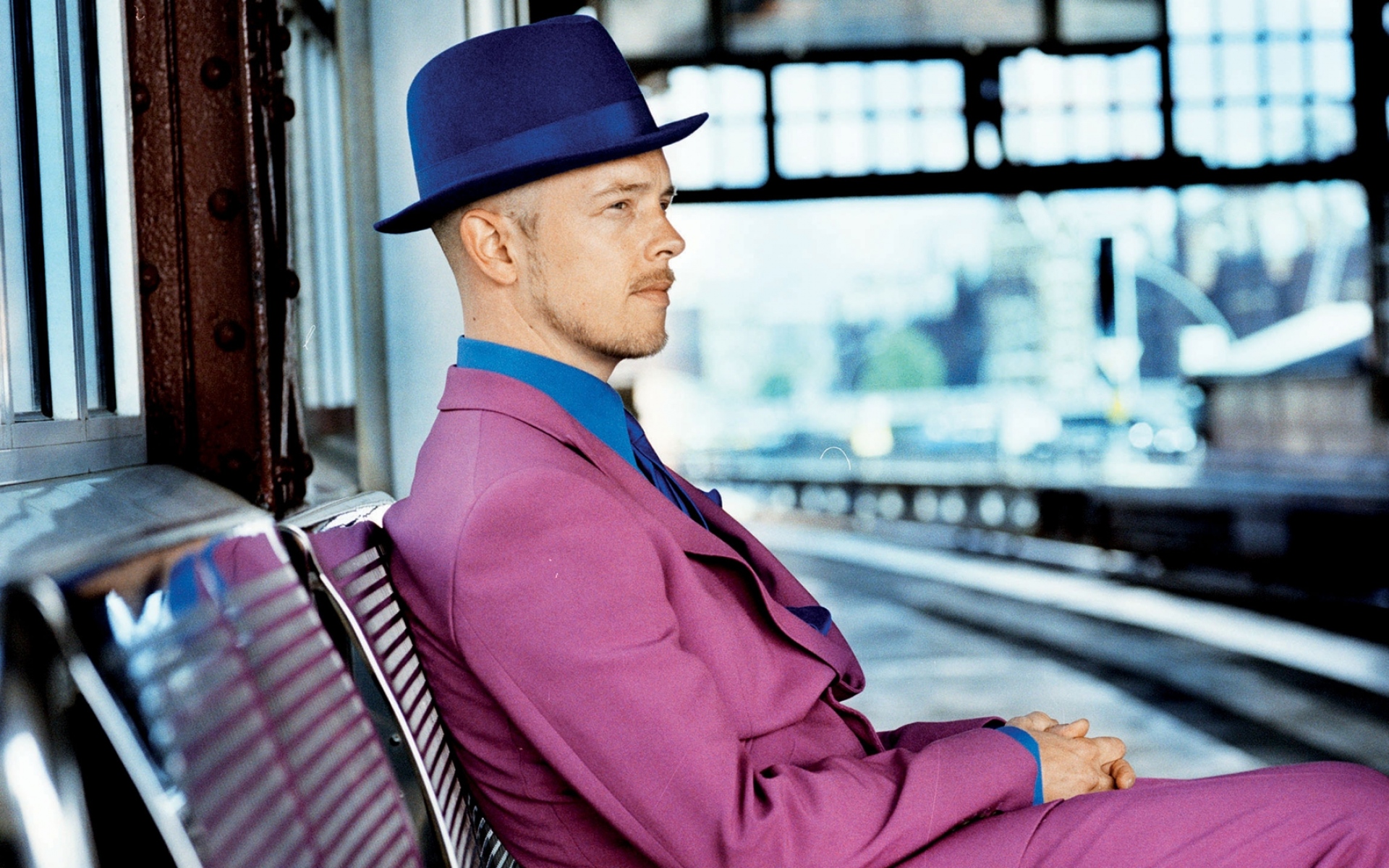 Картинки Jan delay, hat, suit, wait, relax фото и обои на рабочий стол