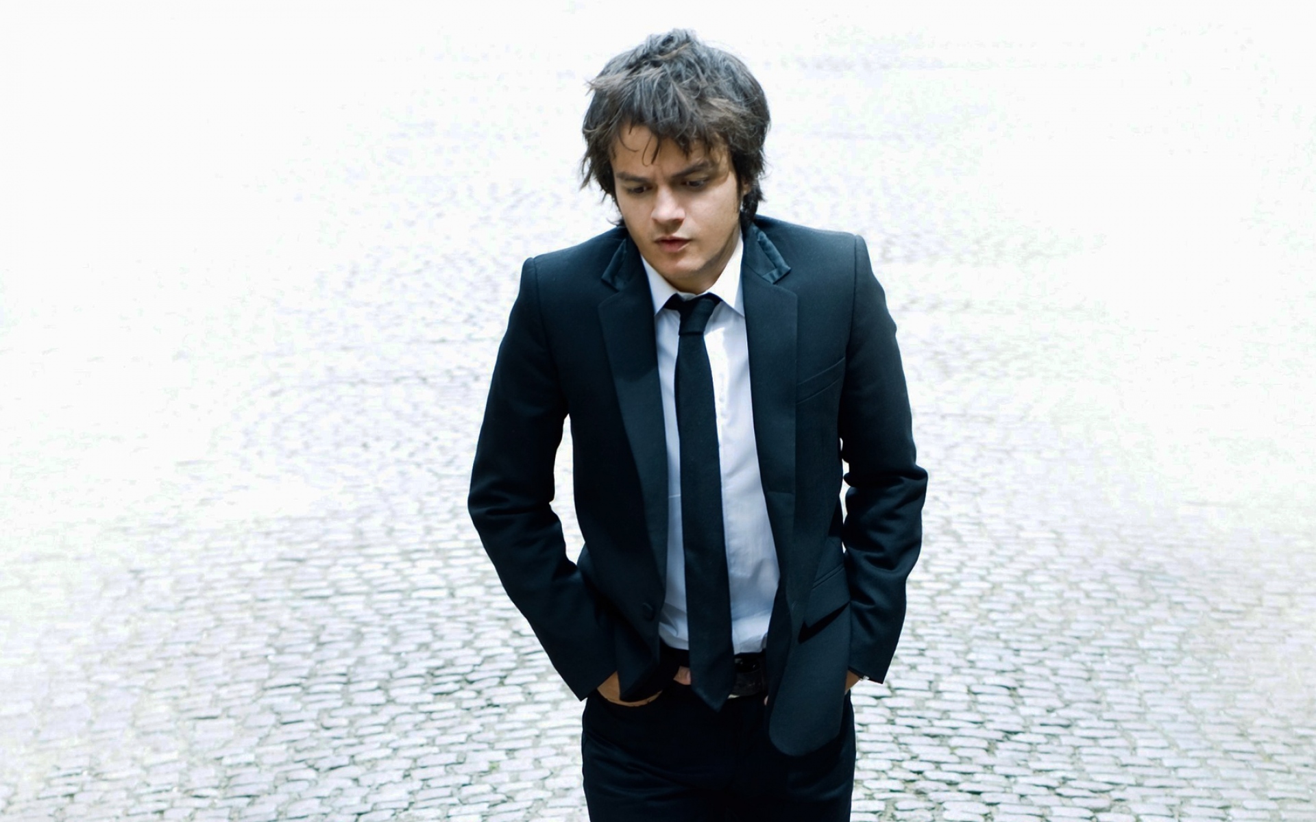 Картинки Jamie cullum, костюм, галстук, взгляд, руки фото и обои на рабочий стол