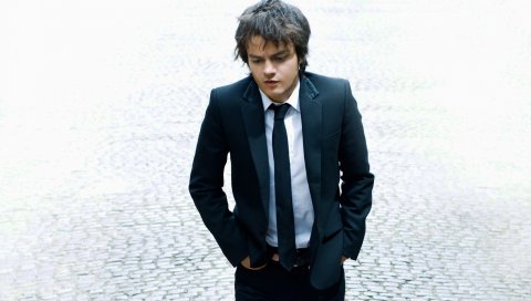 Jamie cullum, костюм, галстук, взгляд, руки