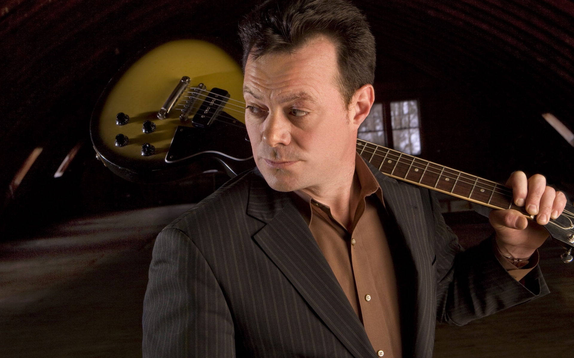 Картинки James hunter, крыша, гитара, костюм, взгляд фото и обои на рабочий стол