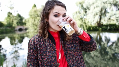 Я виню коко, озеро, девушку, куртку, смотрю