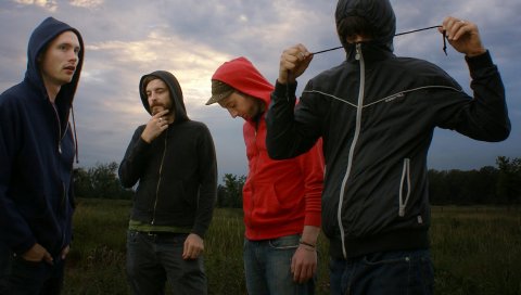 Святой ебать, небо, группа, облака, трава