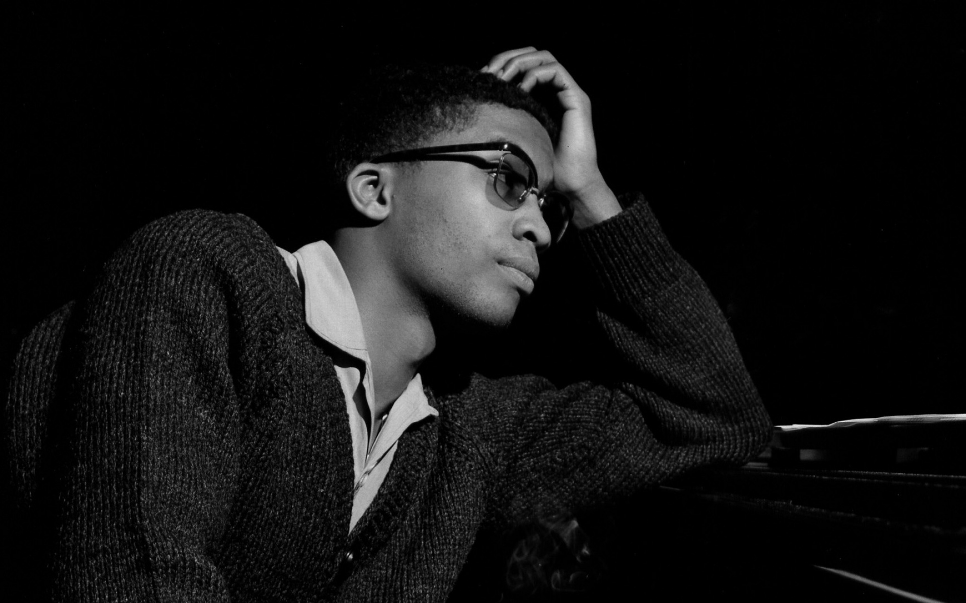 Картинки Herbie hancock, очки, рука, свитер, взгляд фото и обои на рабочий стол
