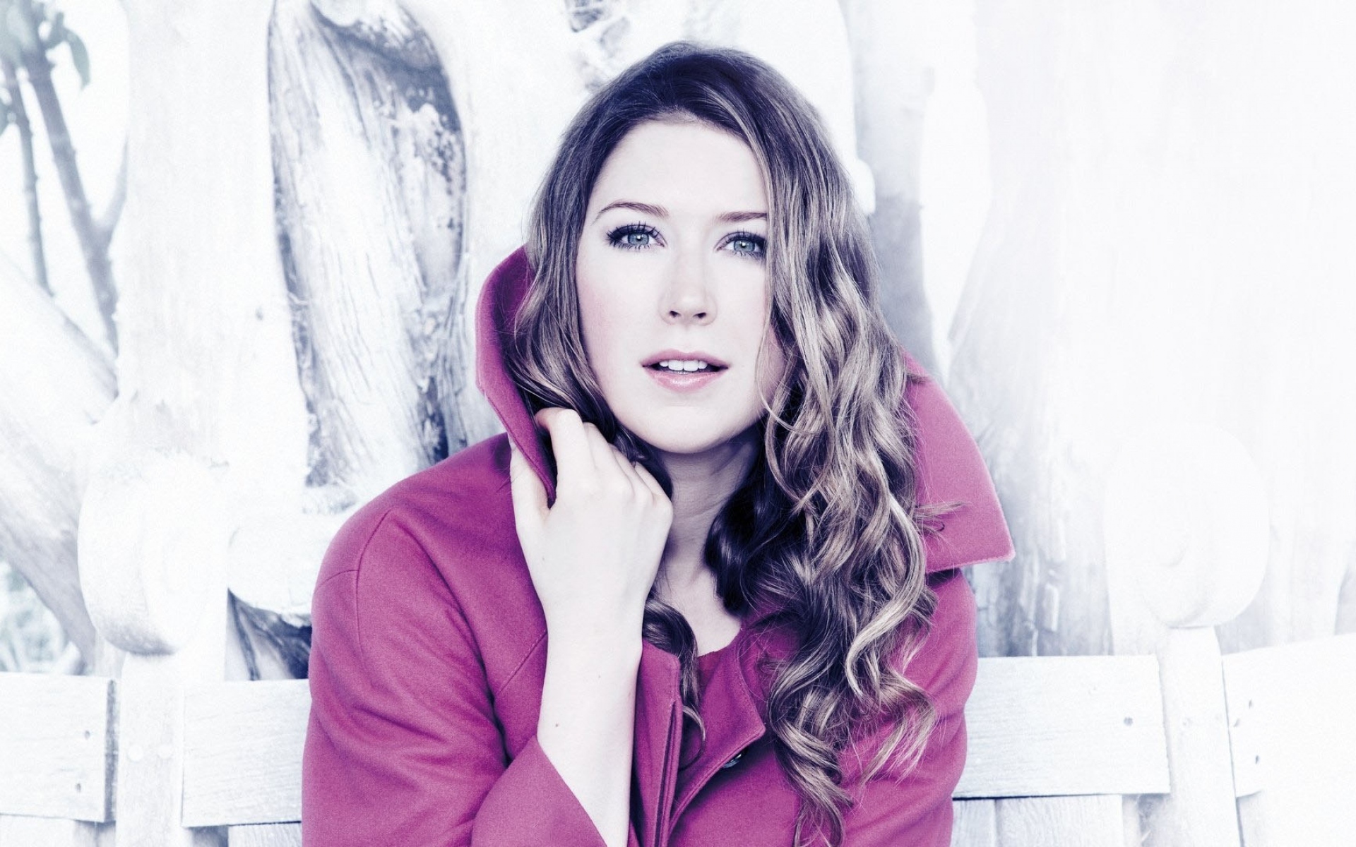 Картинки Hayley westenra, девушка, пальто, взгляд, рука фото и обои на рабочий стол