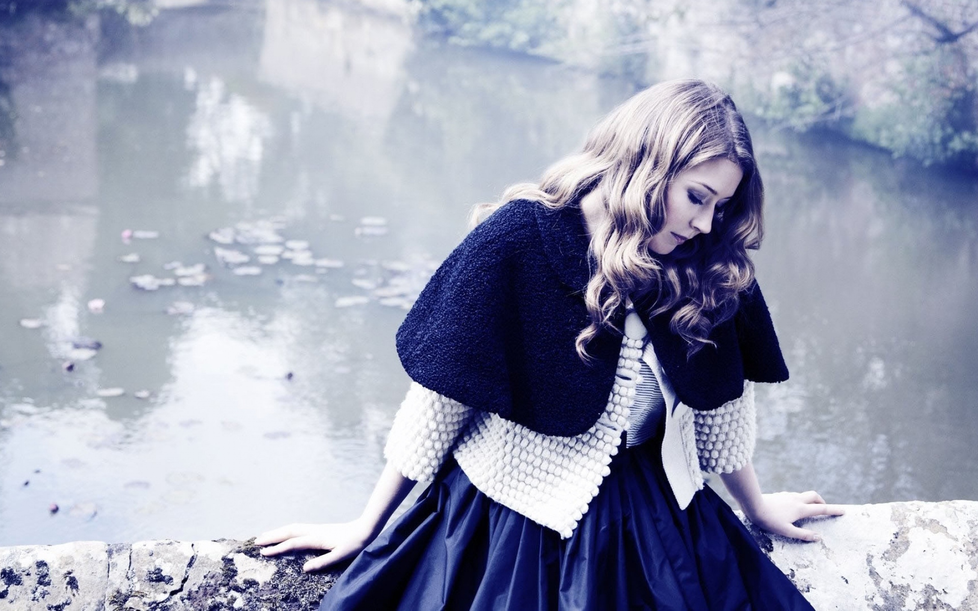 Картинки Hayley westenra, девушка, платье, озеро, дневной свет фото и обои на рабочий стол