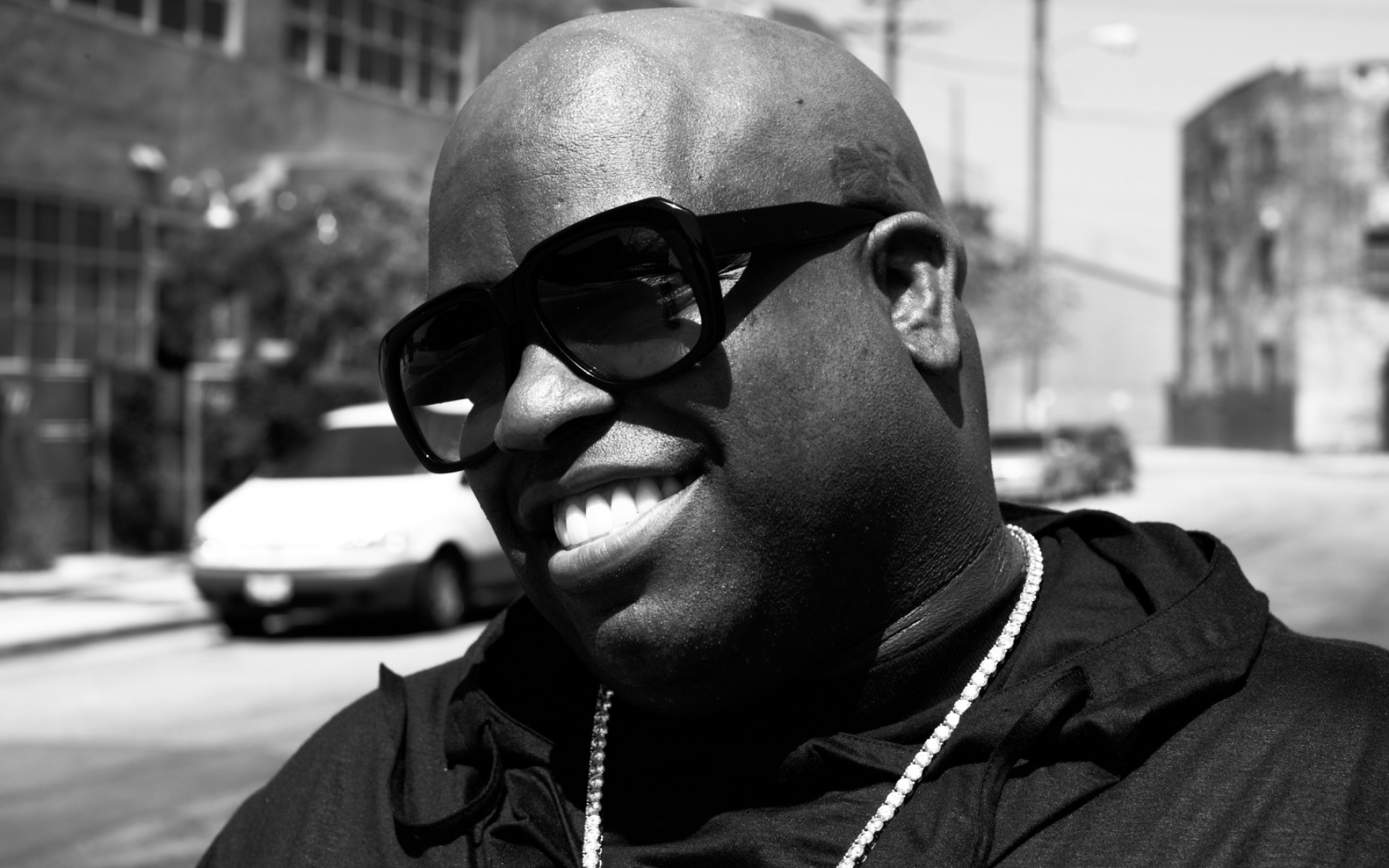 Картинки Cee-lo, лысый, улыбка, очки, улица фото и обои на рабочий стол
