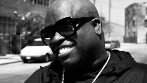 Cee-lo, лысый, улыбка, очки, улица