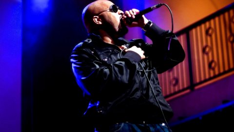 Alexander oneal, лысый, очки, микрофон, шоу