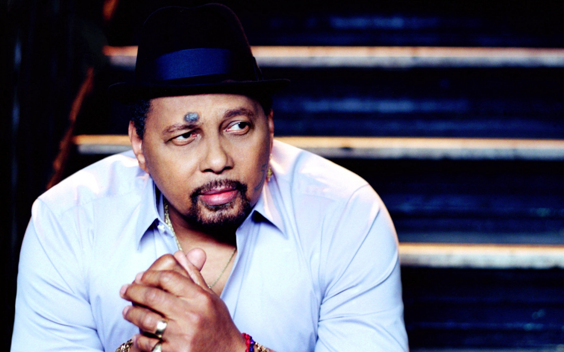 Картинки Aaron neville, лицо, шляпа, лестница, рубашка фото и обои на рабочий стол