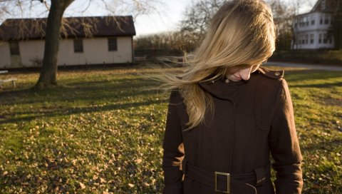Белая внутренность, девушка, солнечный свет, страна, пальто