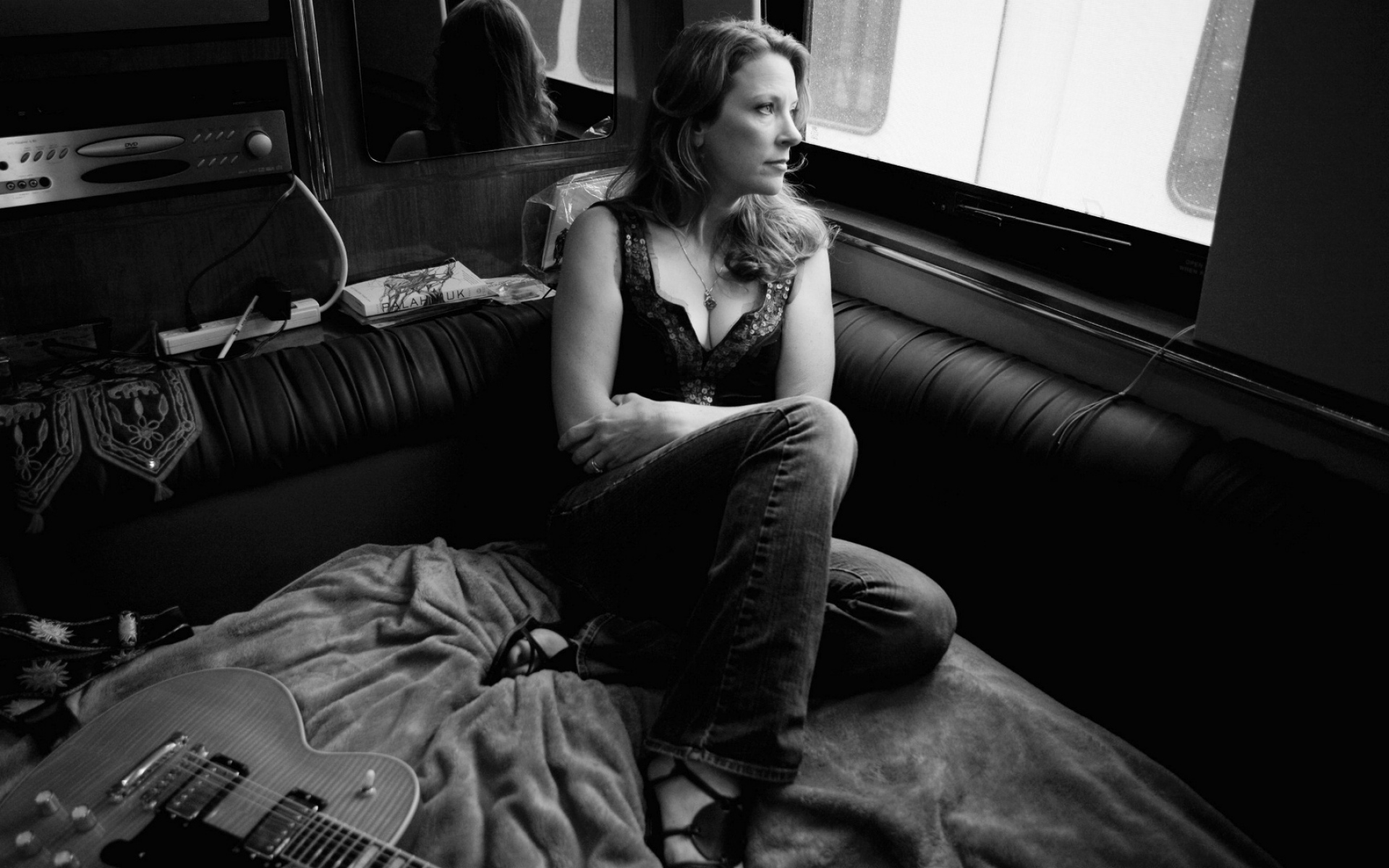 Картинки Susan tedeschi, гитара, окно, зеркало, взгляд фото и обои на рабочий стол