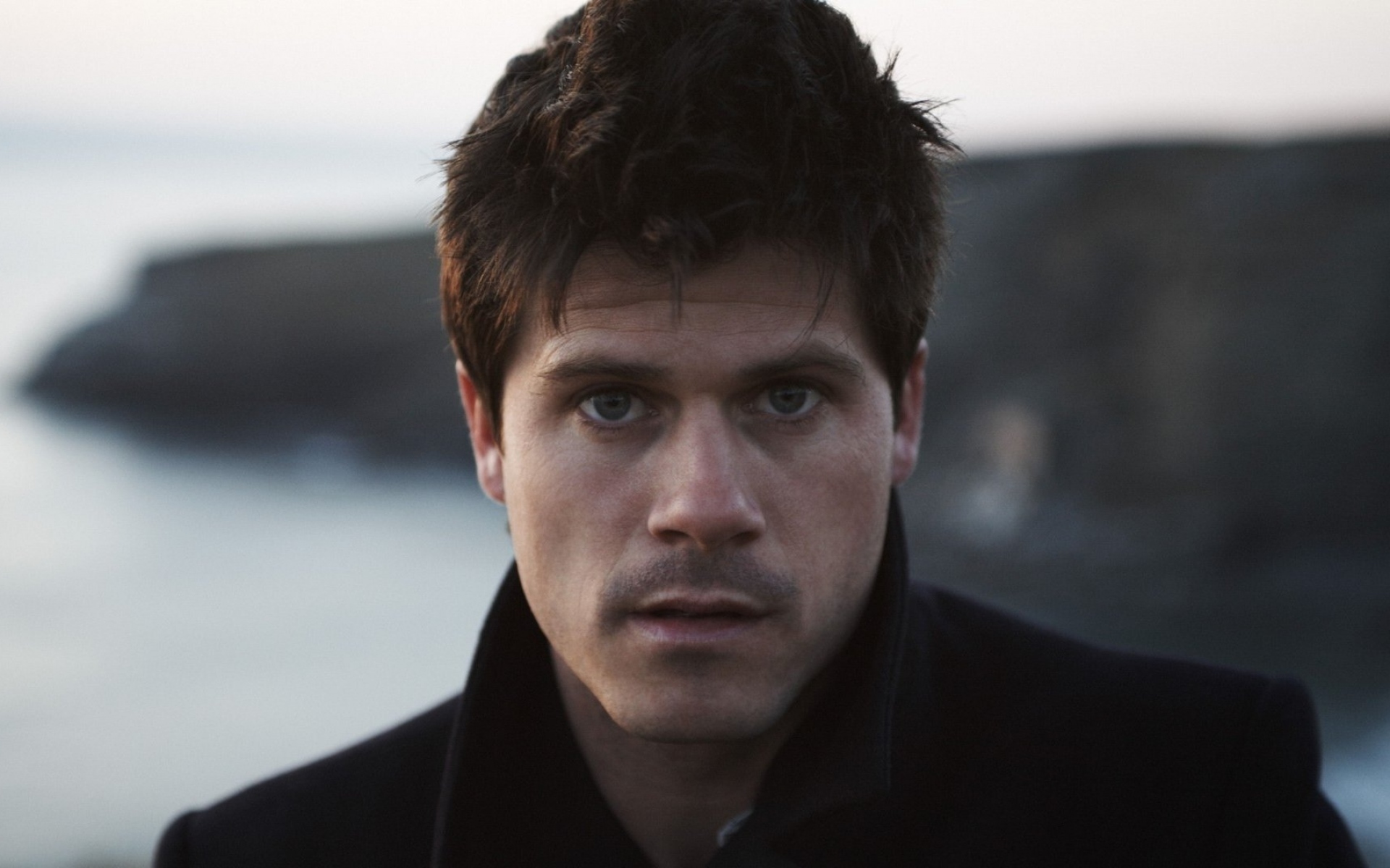 Картинки Seth lakeman, лицо, взгляд, стрижка, пальто фото и обои на рабочий стол