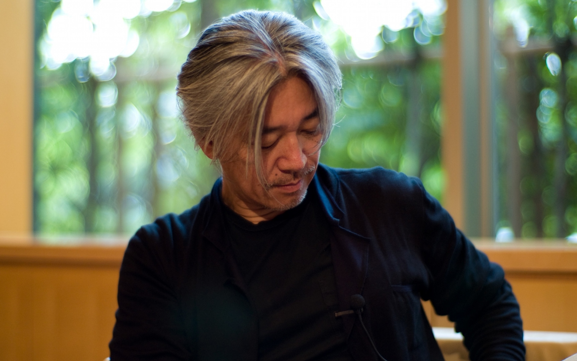 Картинки Ryuichi sakamoto, старый, седой, взгляд, окна фото и обои на рабочий стол