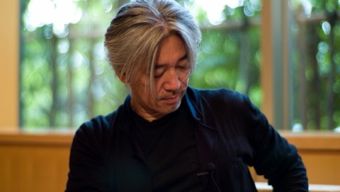 Ryuichi sakamoto, старый, седой, взгляд, окна