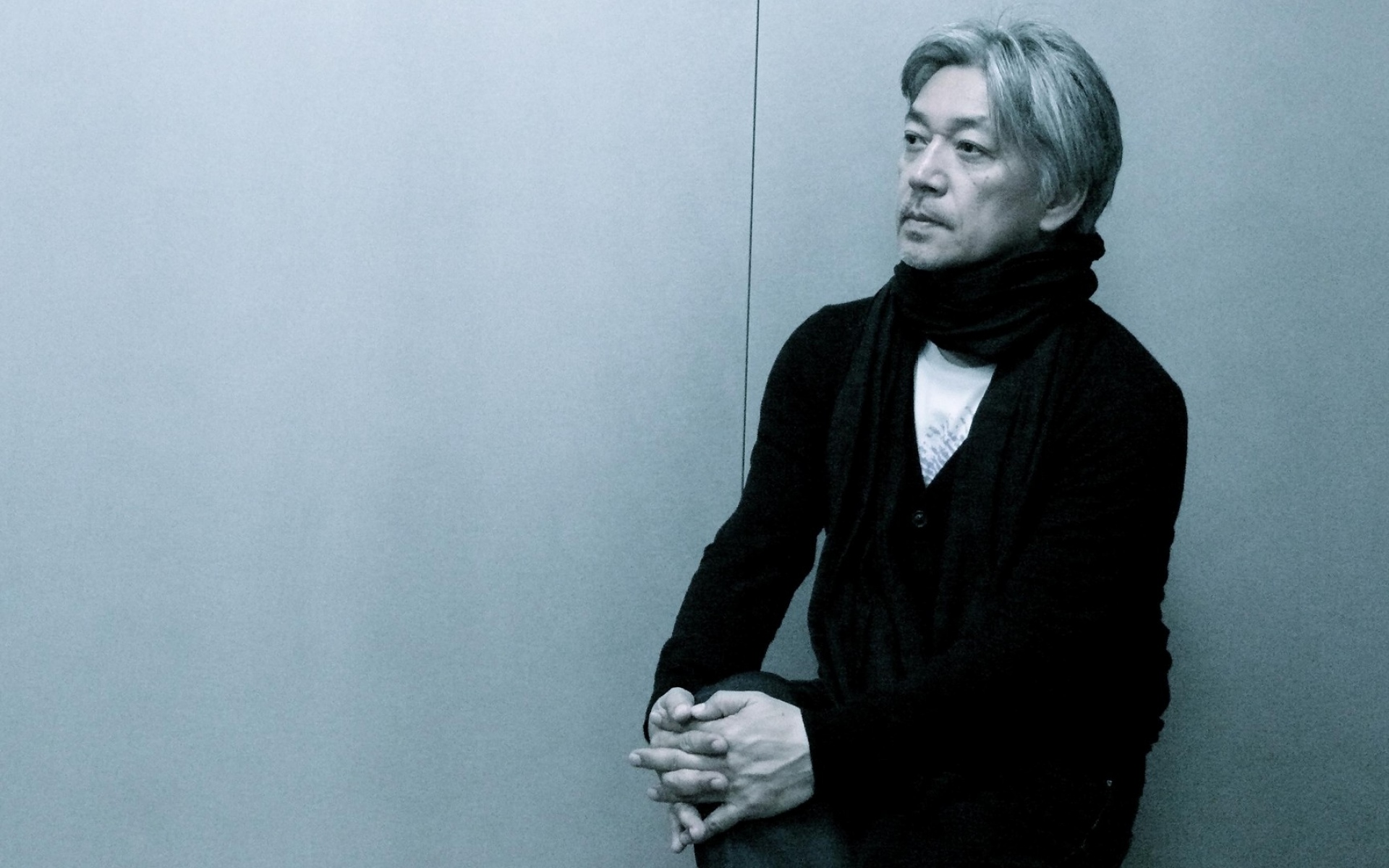 Картинки Ryuichi sakamoto, старый, седой, расслабляющий, смотри фото и обои на рабочий стол