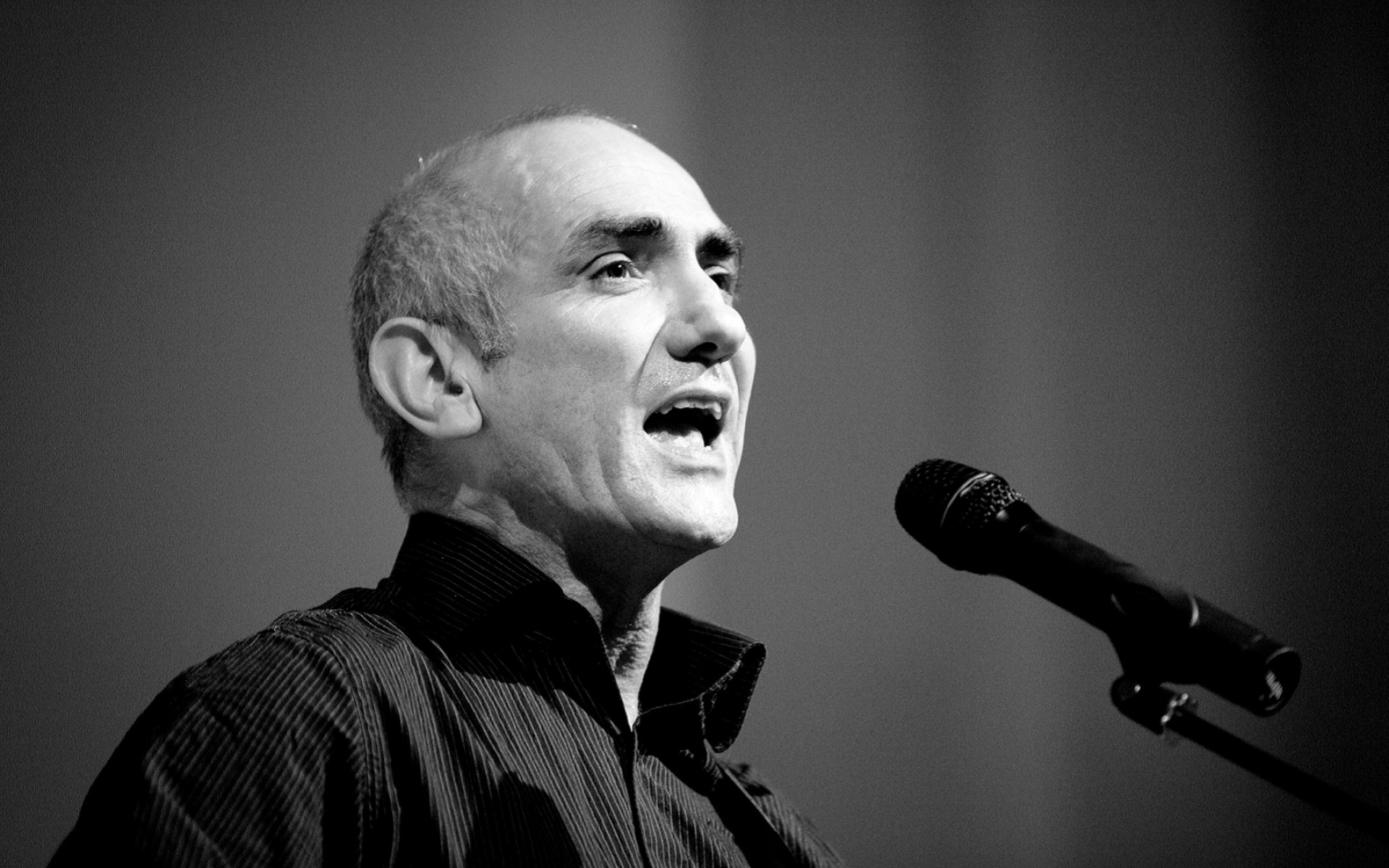 Картинки Paul kelly, рот, микрофон, шоу, свет фото и обои на рабочий стол