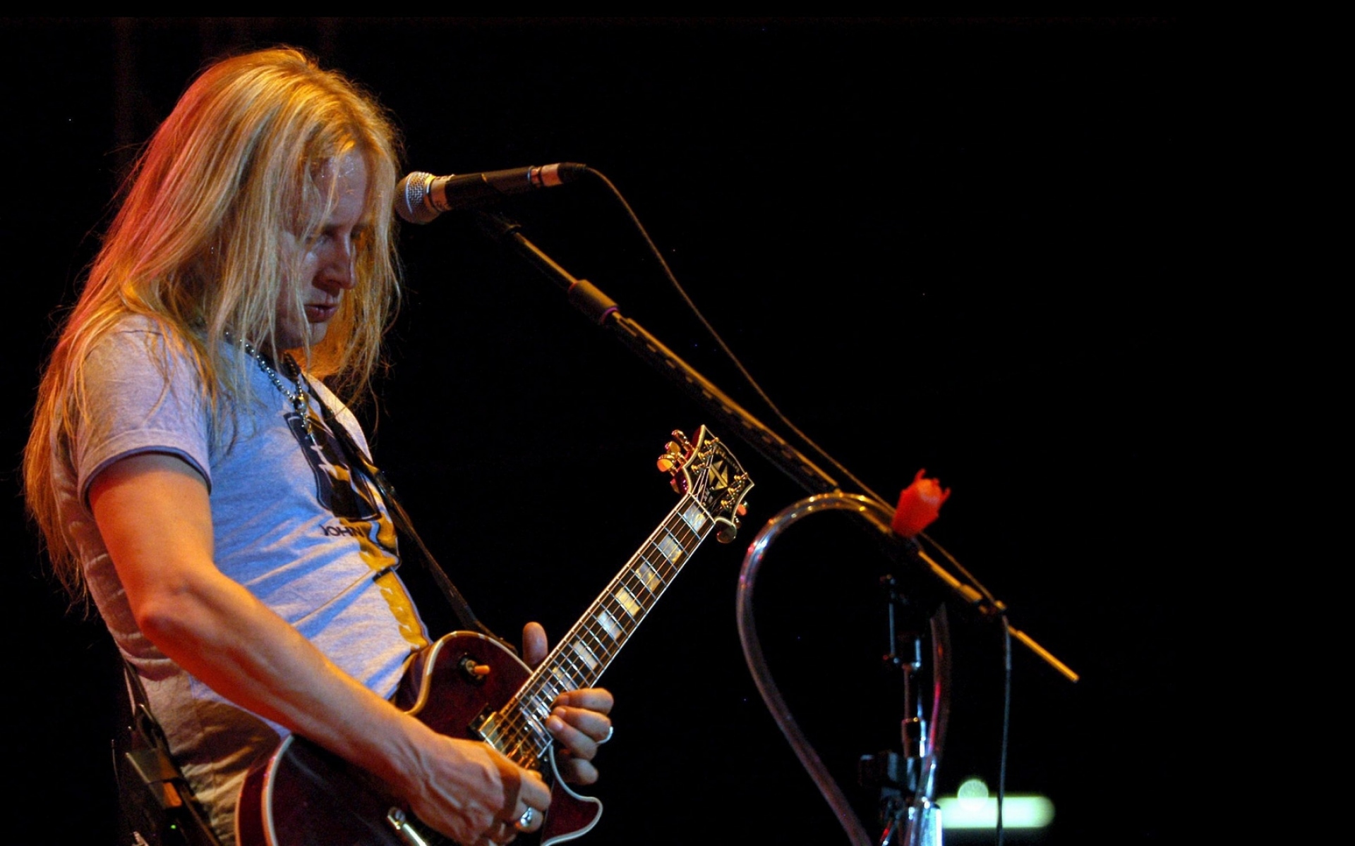 Картинки Jerry cantrell, гитара, микрофон, блондинка, игра фото и обои на рабочий стол