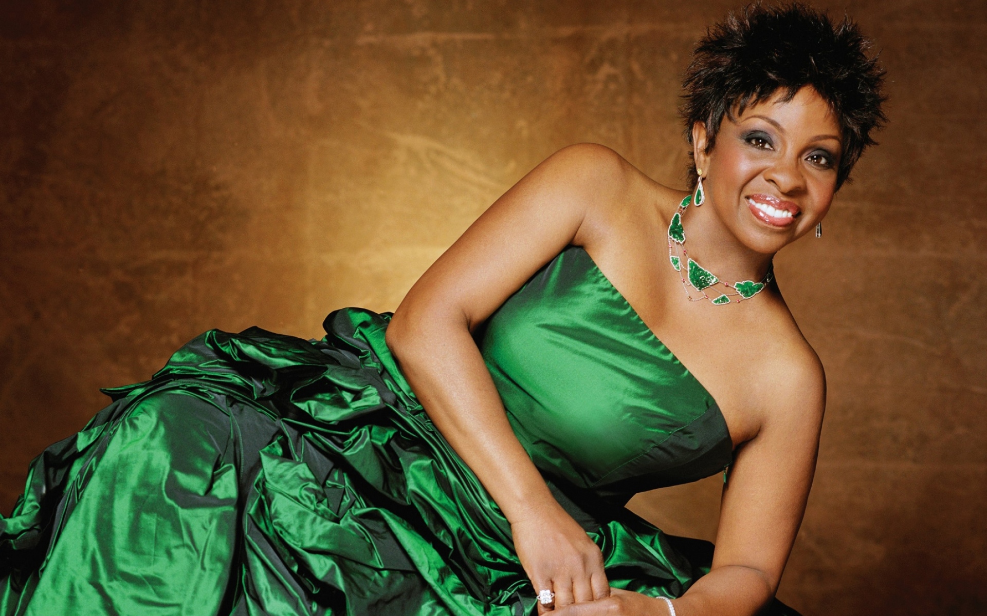Картинки Gladys knight, девушка, платье, улыбка, плечи фото и обои на рабочий стол