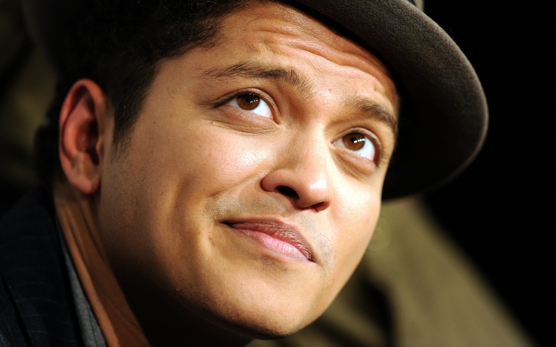 Картинки Bruno mars, лицо, взгляд, шляпа, костюм фото и обои на рабочий стол