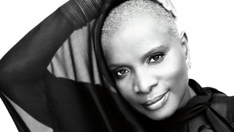 Angelique kidjo, девушка, лицо, рука, стрижка