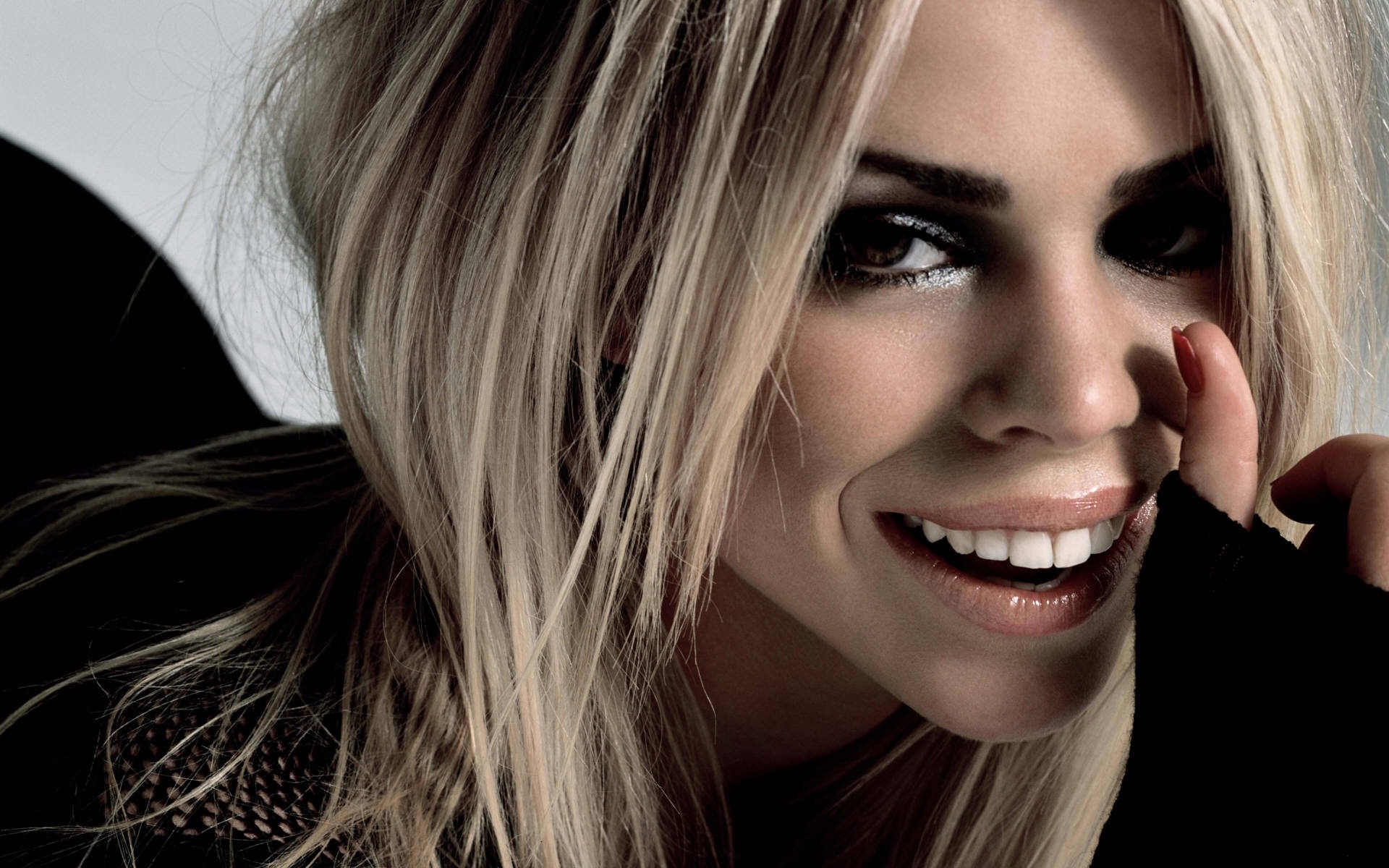 Картинки Billie piper, девушка, блондинка, черный, улыбка фото и обои на рабочий стол