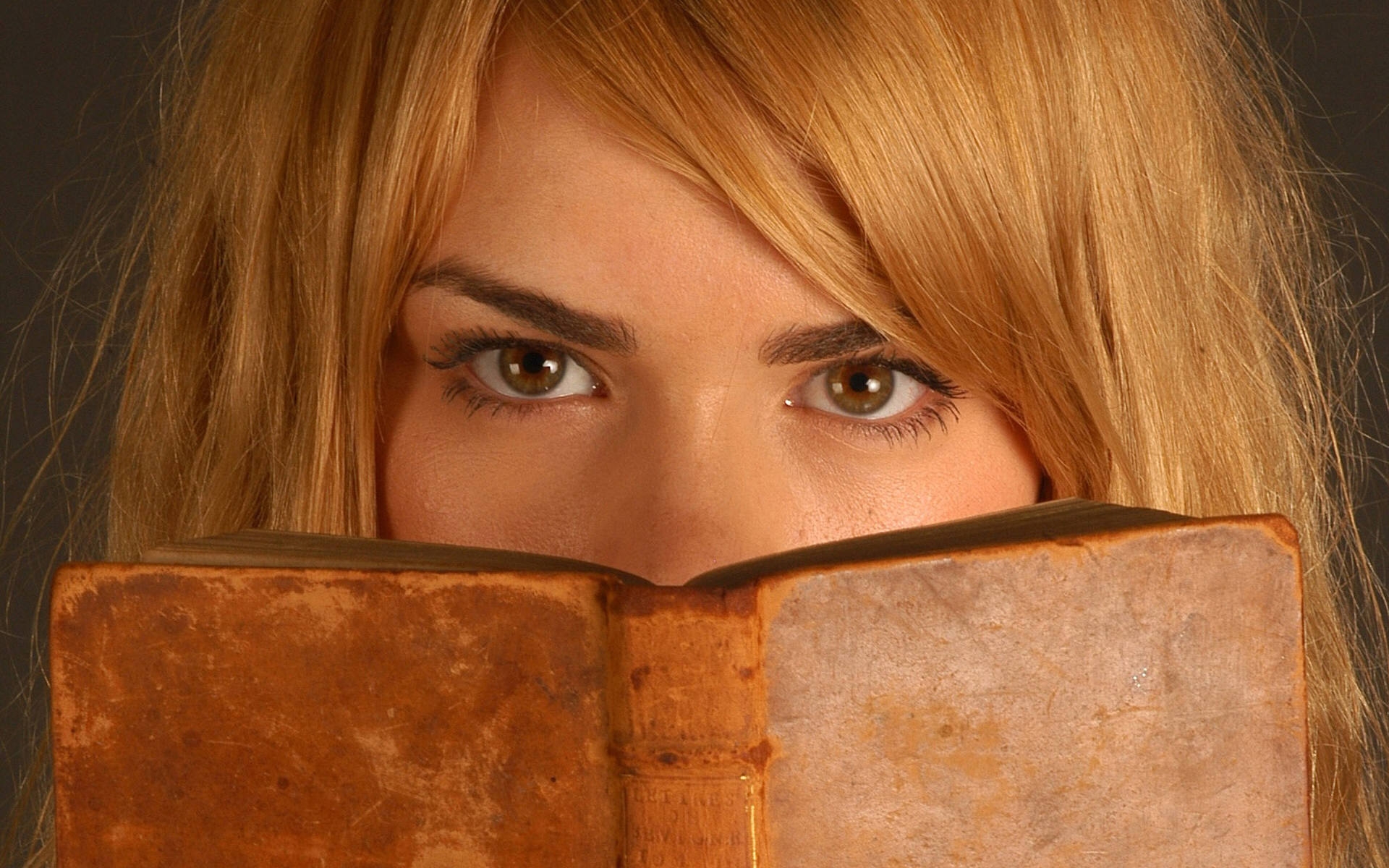 Картинки Billie piper, девушка, волосы, лицо, глаза, книга фото и обои на рабочий стол