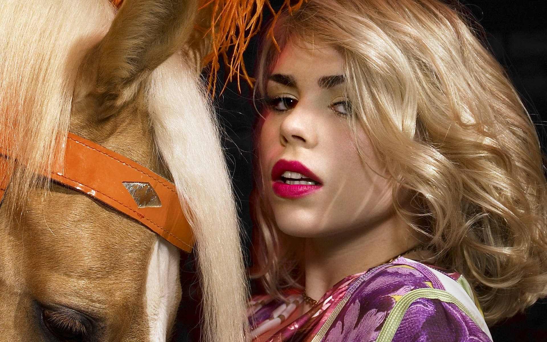 Картинки Billie piper, девушка, лошадь, белый, розовые губы фото и обои на рабочий стол