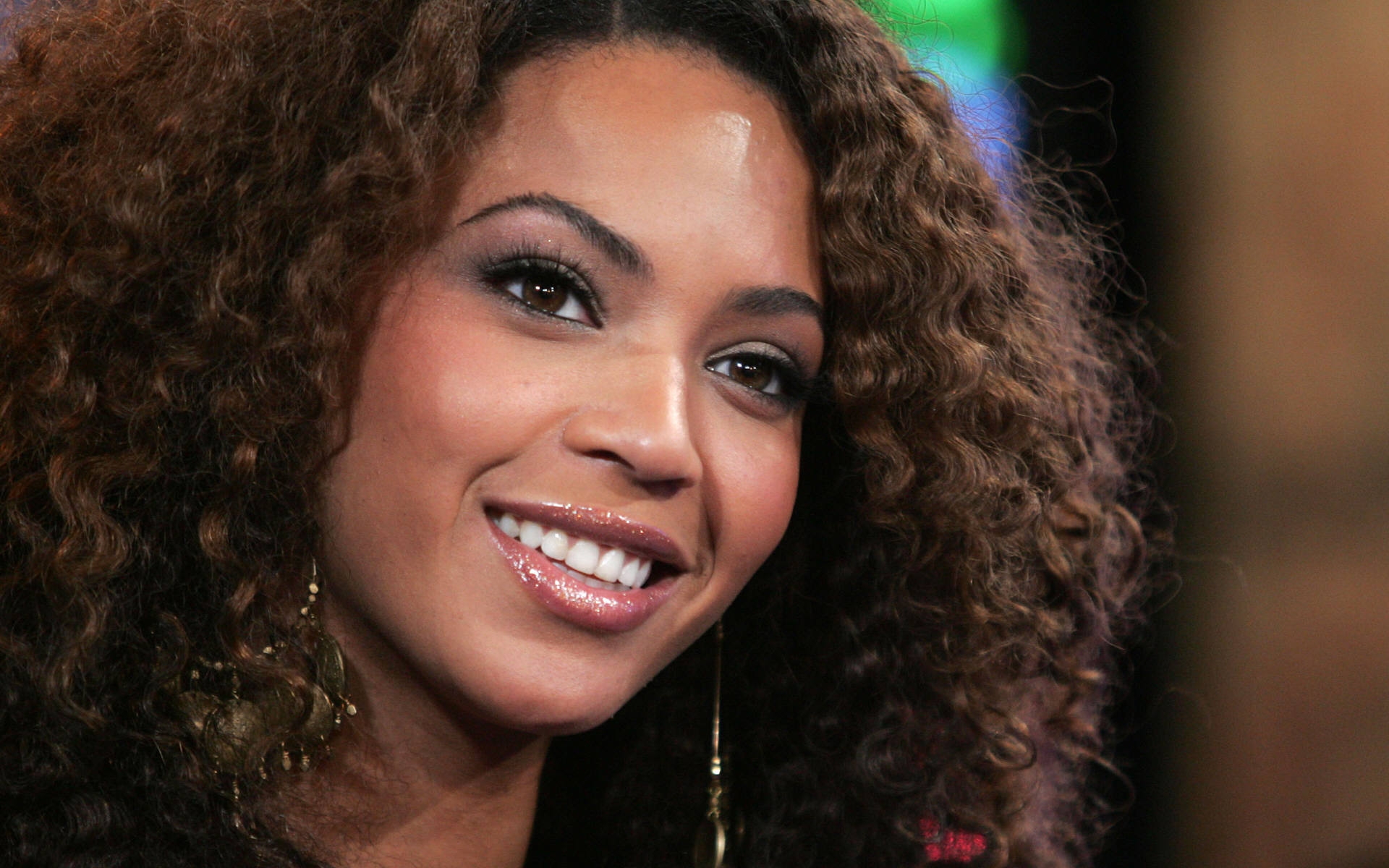 Картинки Beyonce, девушка, брюнетка, певец, улыбка, глаза фото и обои на рабочий стол