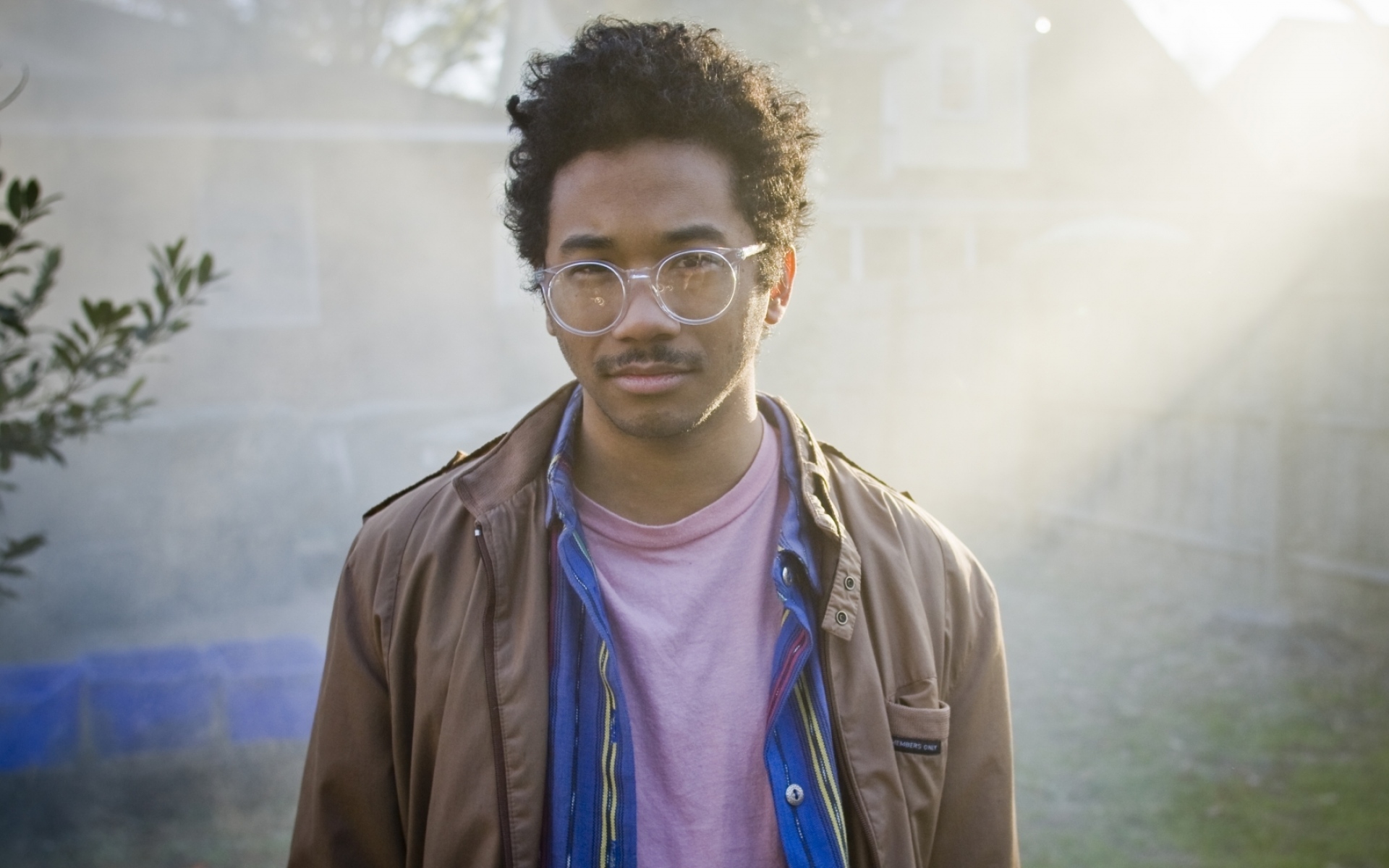 Картинки Toro y moi, стрижка, очки, солнечный свет, забор фото и обои на рабочий стол