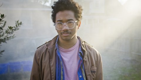 Toro y moi, стрижка, очки, солнечный свет, забор