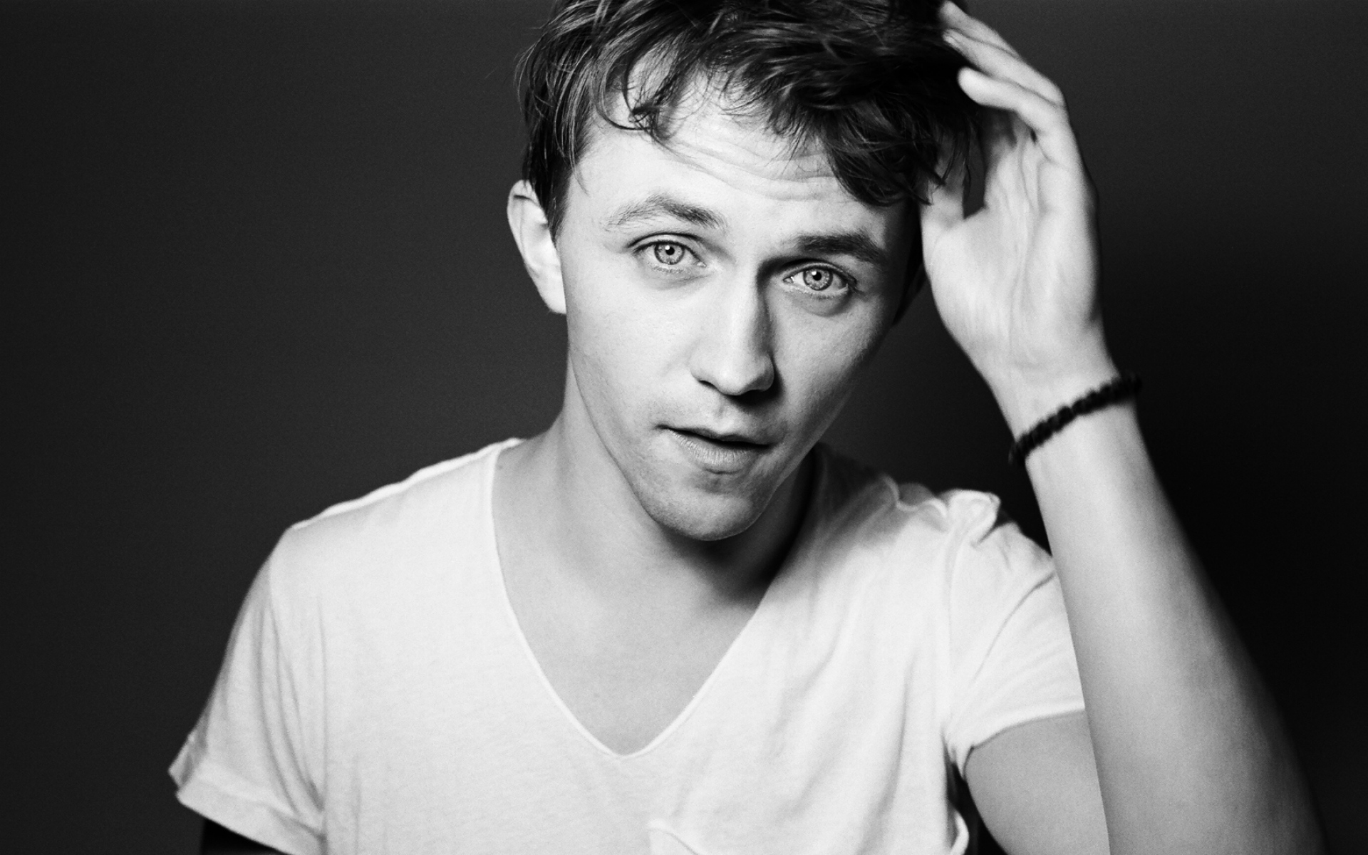 Картинки Sondre lerche, мальчик, взгляд, рука, лицо фото и обои на рабочий стол