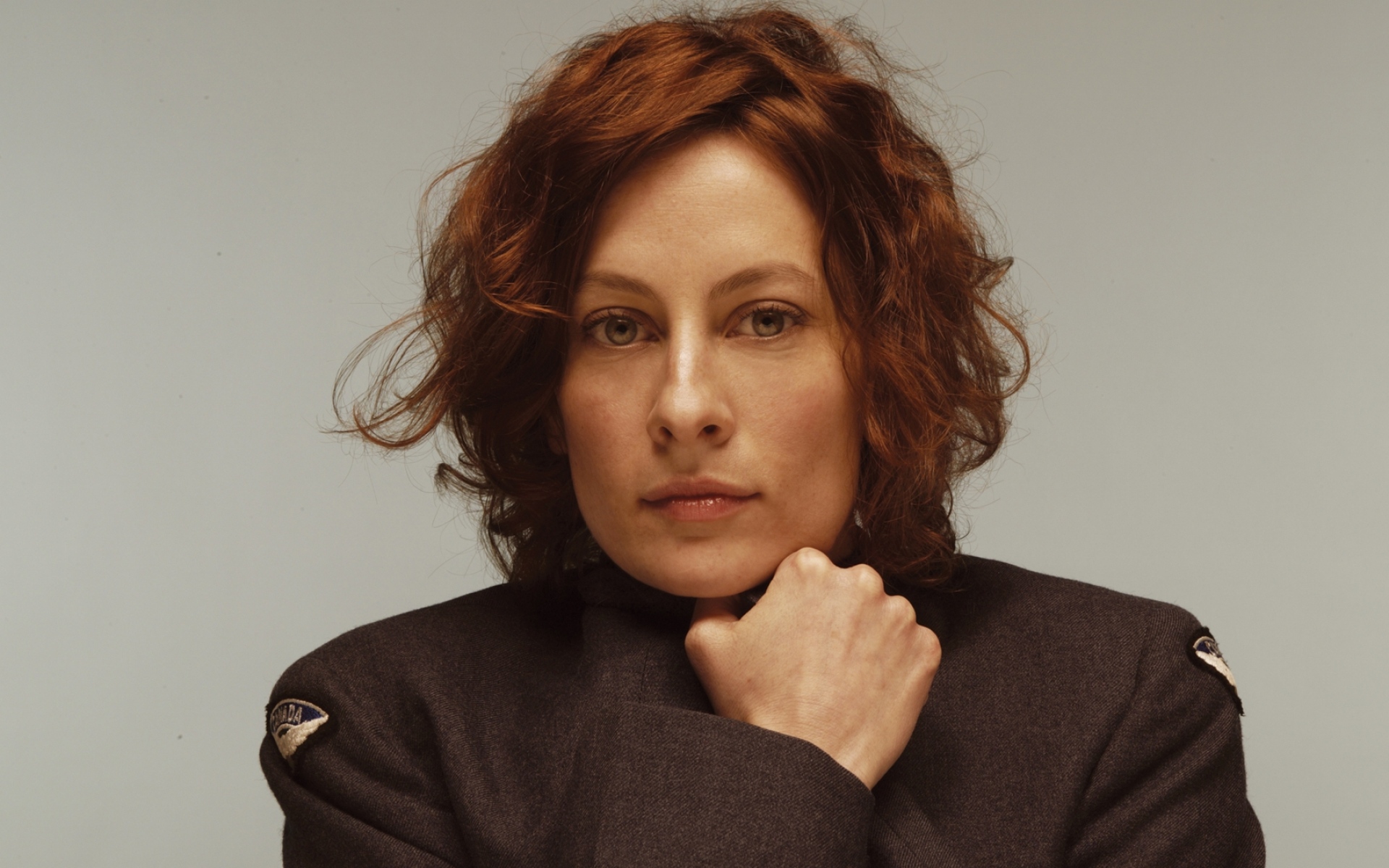 Картинки Sarah harmer, девушка, стрижка, волосы, куртка фото и обои на рабочий стол