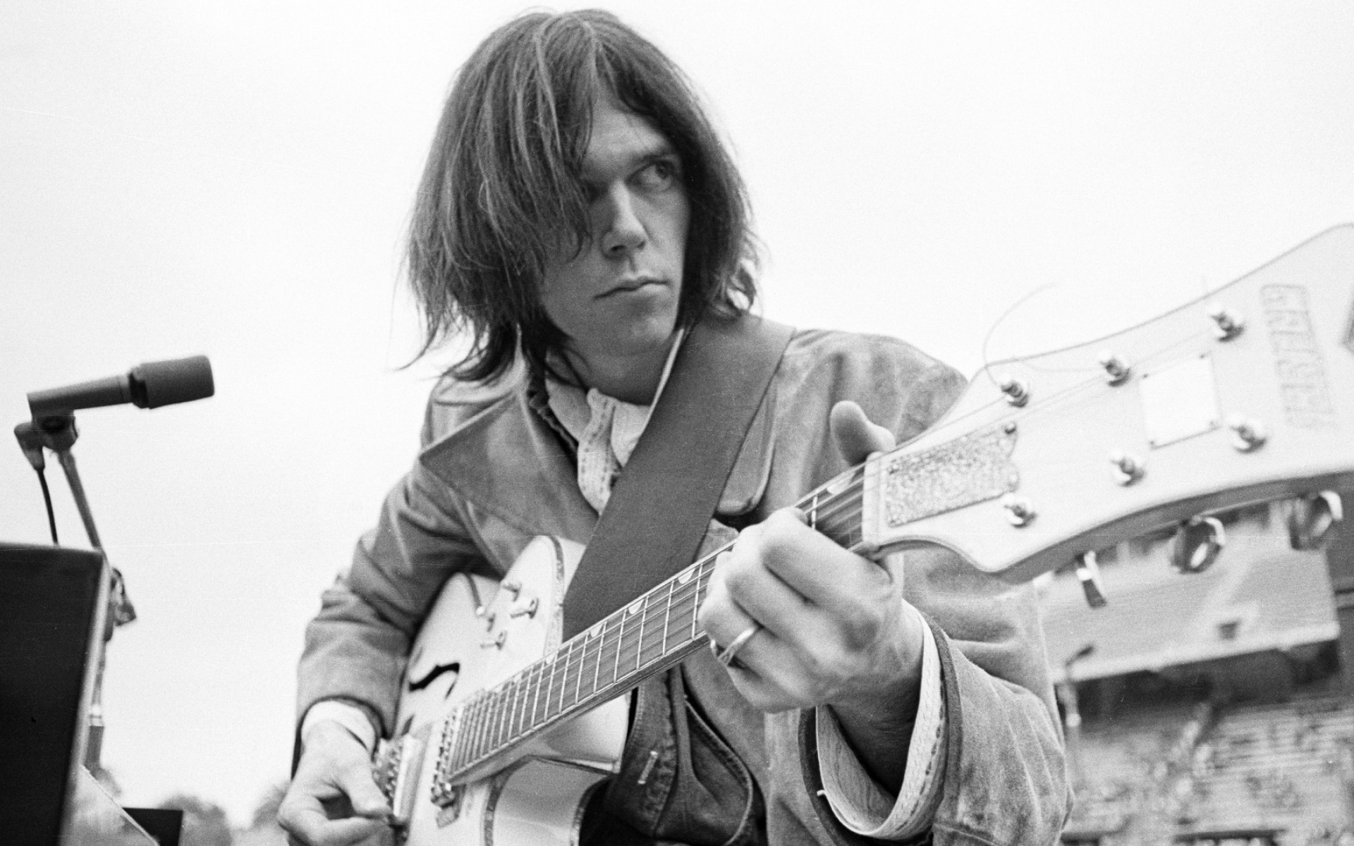 Картинки Neil young, гитара, волосы, микрофон, игра фото и обои на рабочий стол