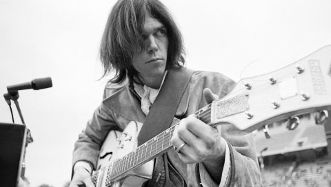 Neil young, гитара, волосы, микрофон, игра