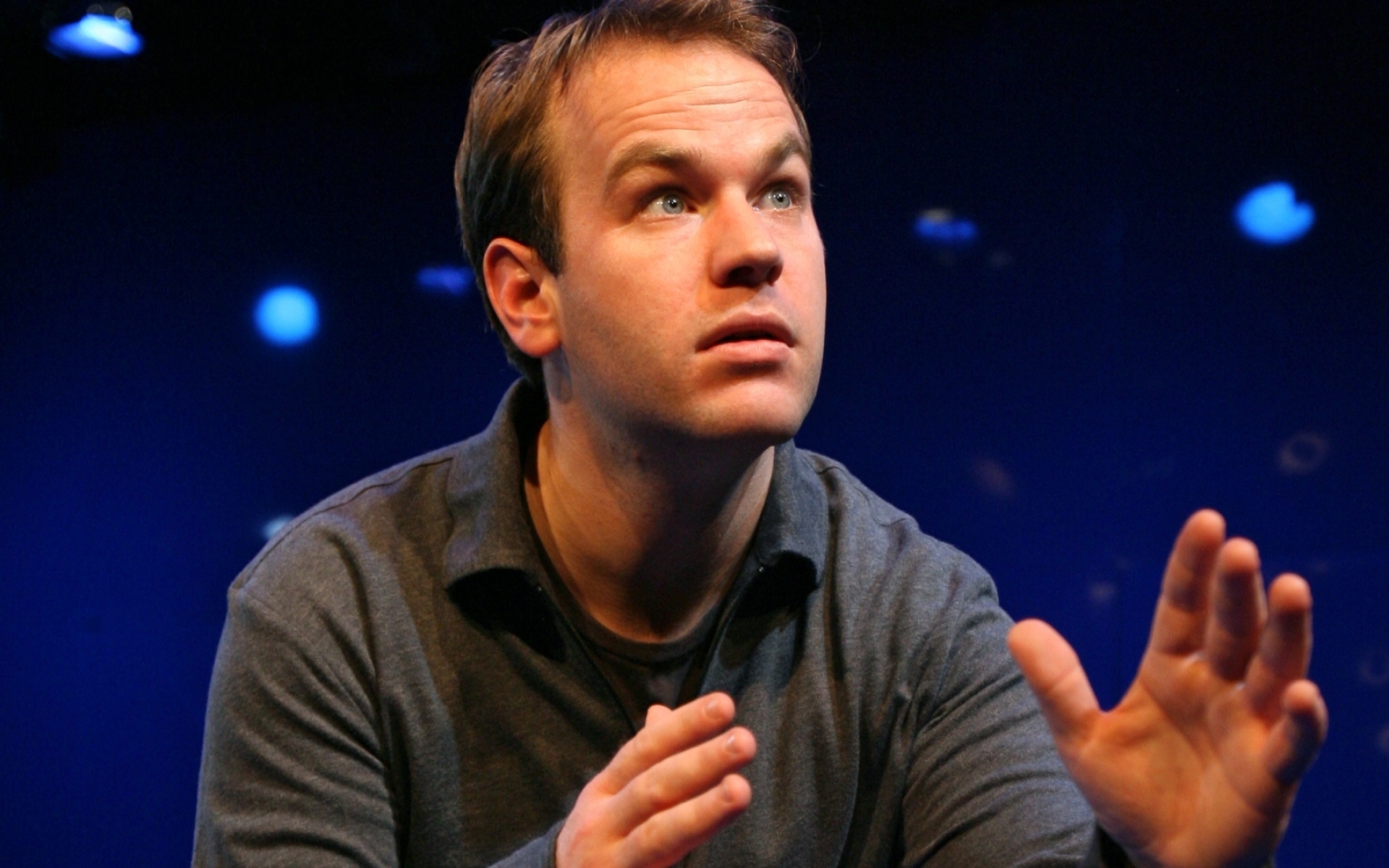 Картинки Mike birbiglia, лицо, руки, взгляд, глаза фото и обои на рабочий стол