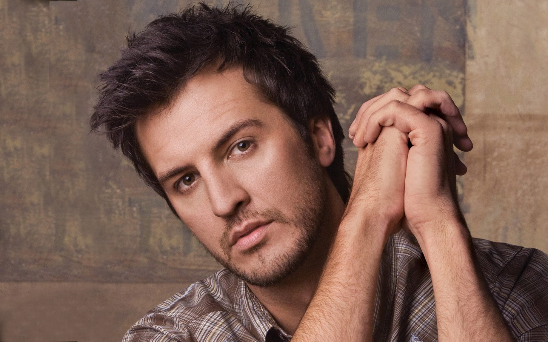 Картинки Luke bryan, щетина, стрижка, руки, рубашка фото и обои на рабочий стол