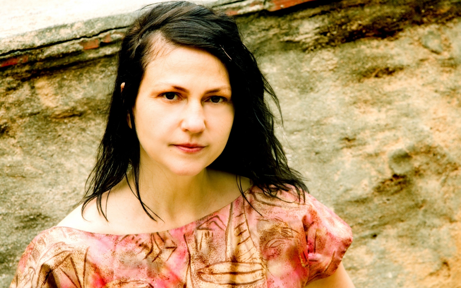 Картинки Lisa germano, девушка, платье, брюнетка, взгляд фото и обои на рабочий стол