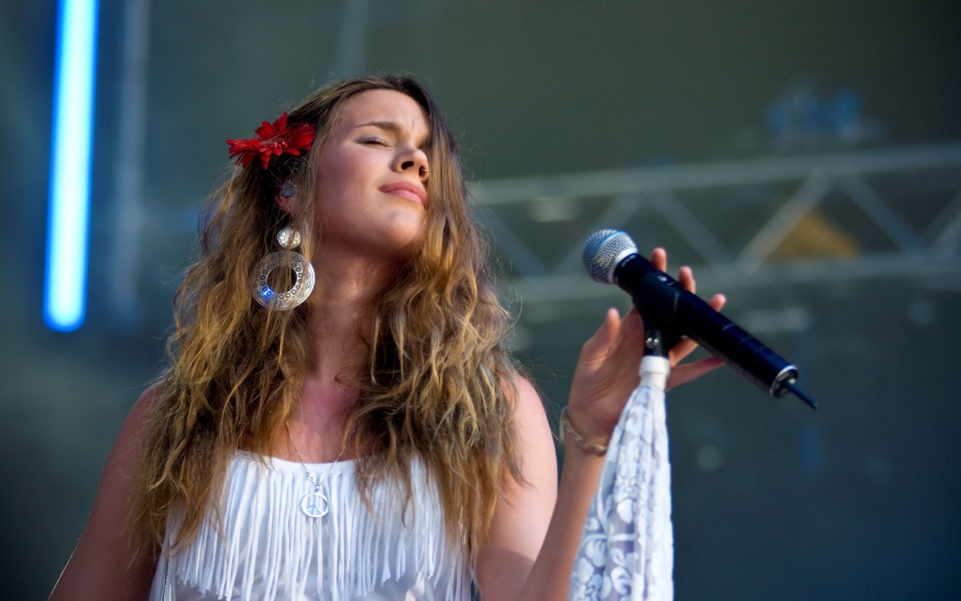 Картинки Joss stone, микрофон, платье, серьги, цветок фото и обои на рабочий стол