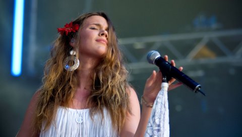 Joss stone, микрофон, платье, серьги, цветок