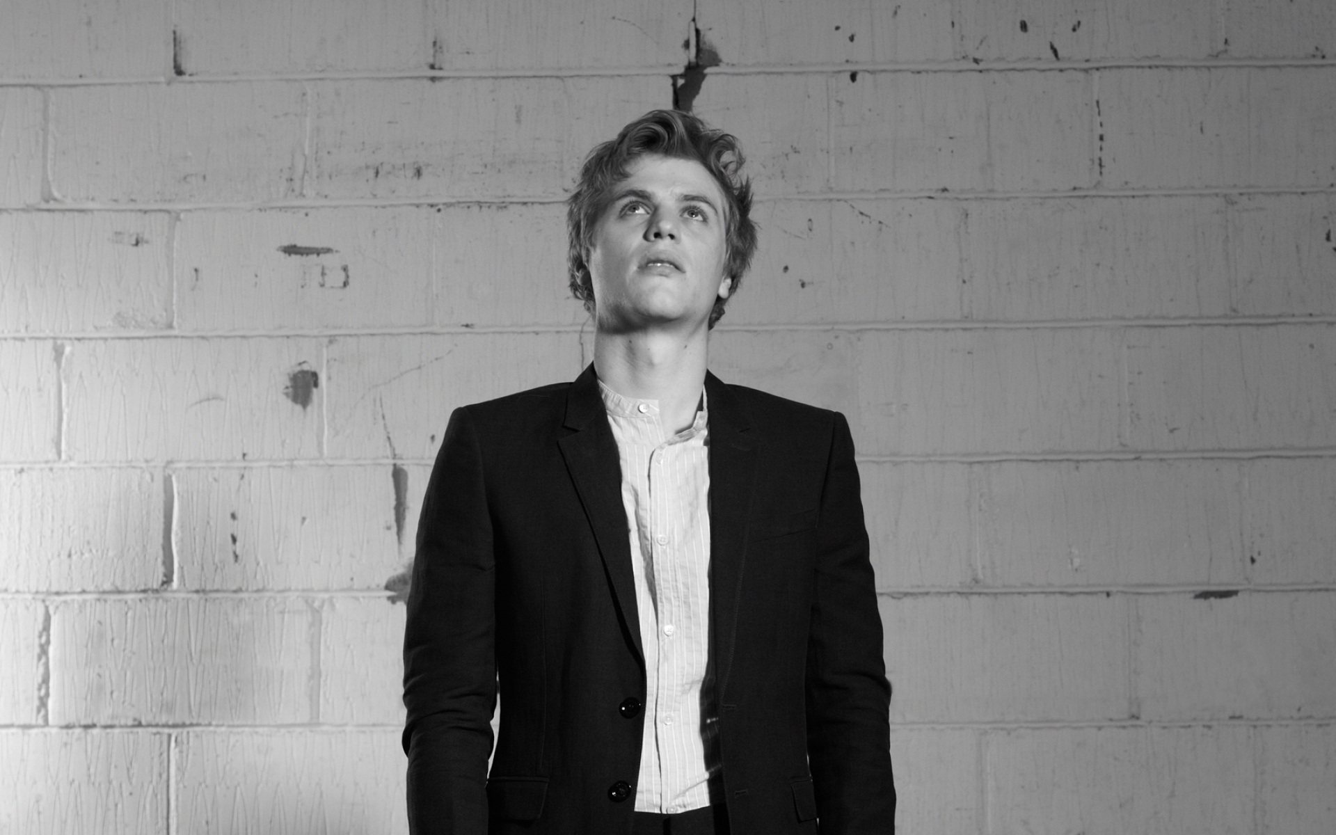 Картинки Johnny flynn, куртка, стена, взгляд, рубашка фото и обои на рабочий стол
