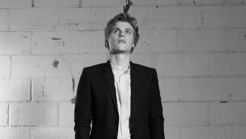 Johnny flynn, куртка, стена, взгляд, рубашка