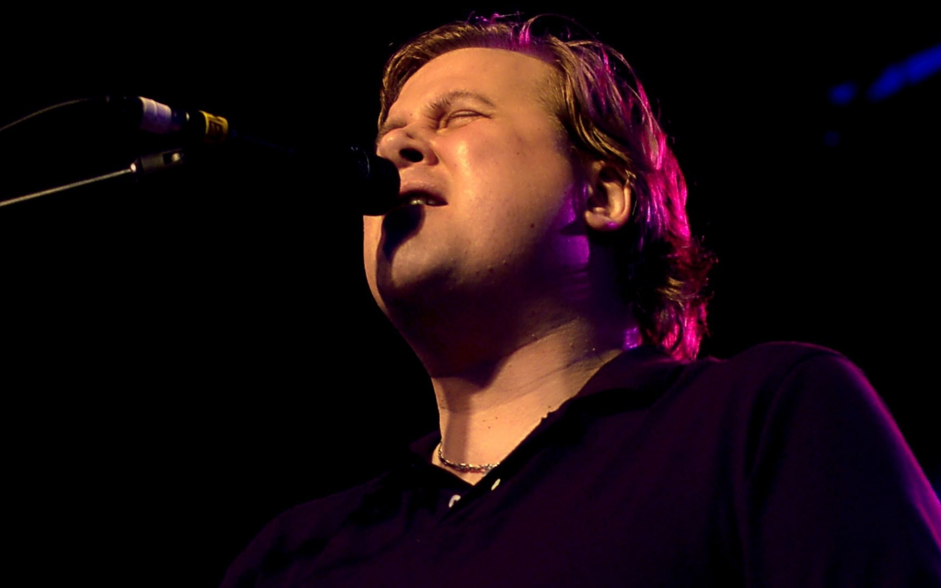Картинки Jeff healey, микрофон, пение, шоу, свет фото и обои на рабочий стол