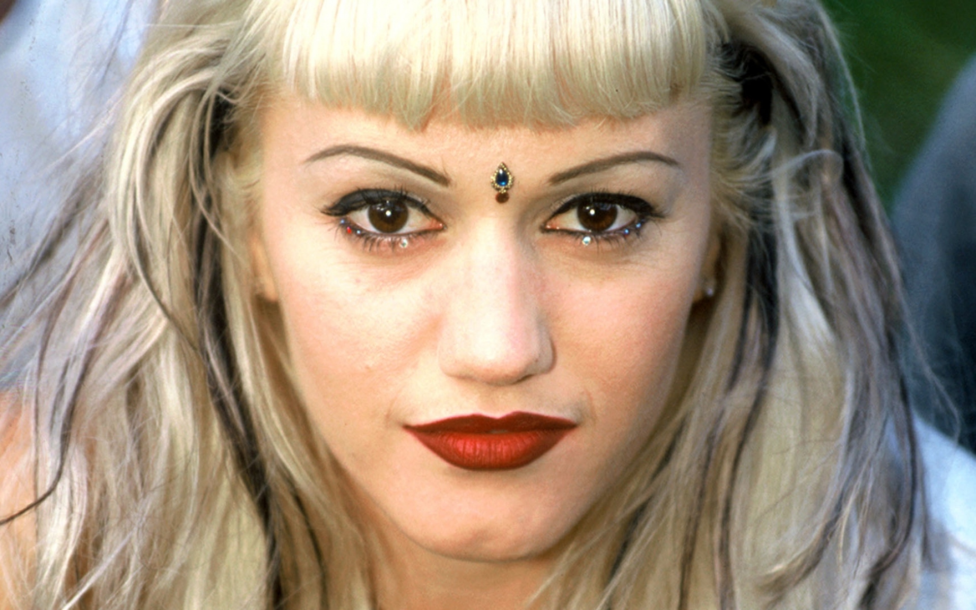 Картинки Gwen stefani, лицо, губная помада, губы, драгоценности фото и обои на рабочий стол