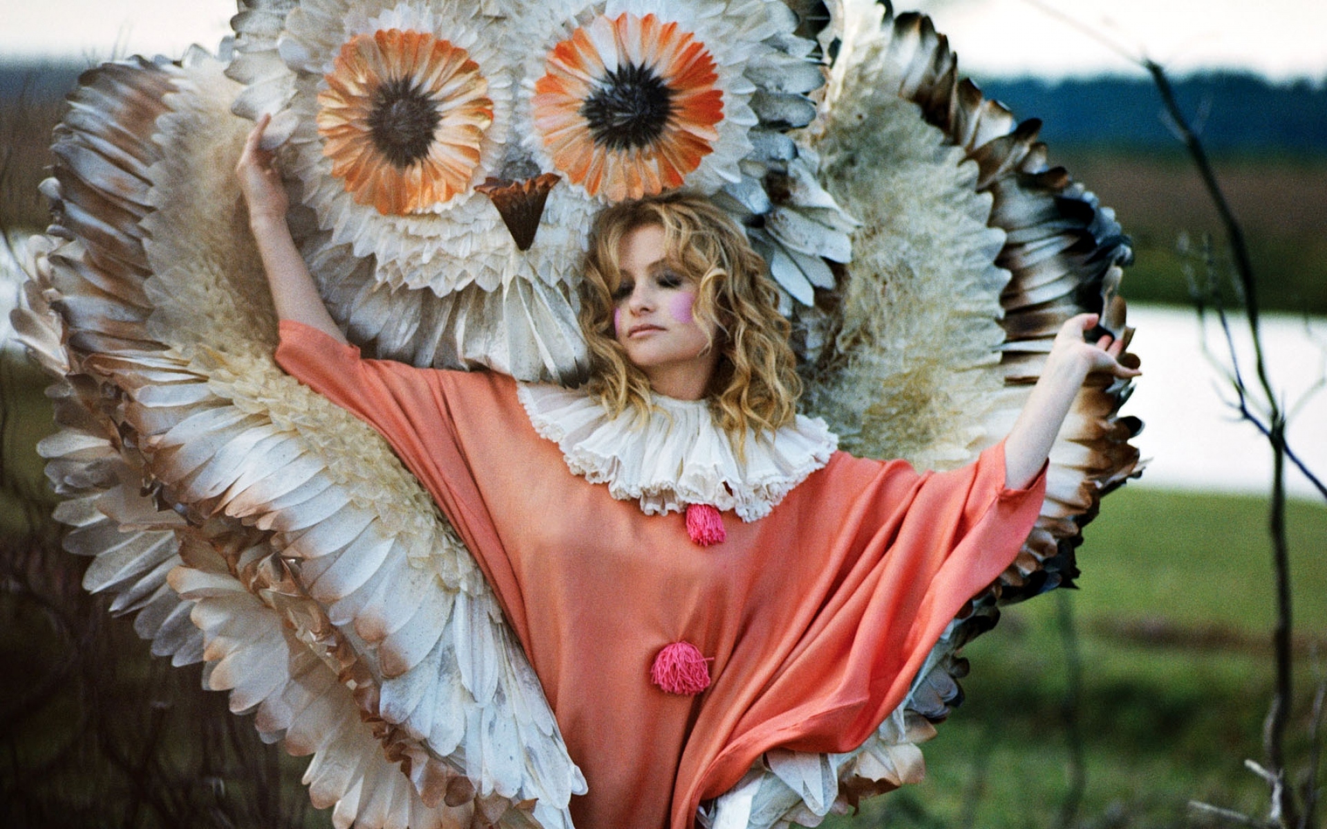 Картинки Goldfrapp, девушка, изображение, платье, природа фото и обои на рабочий стол
