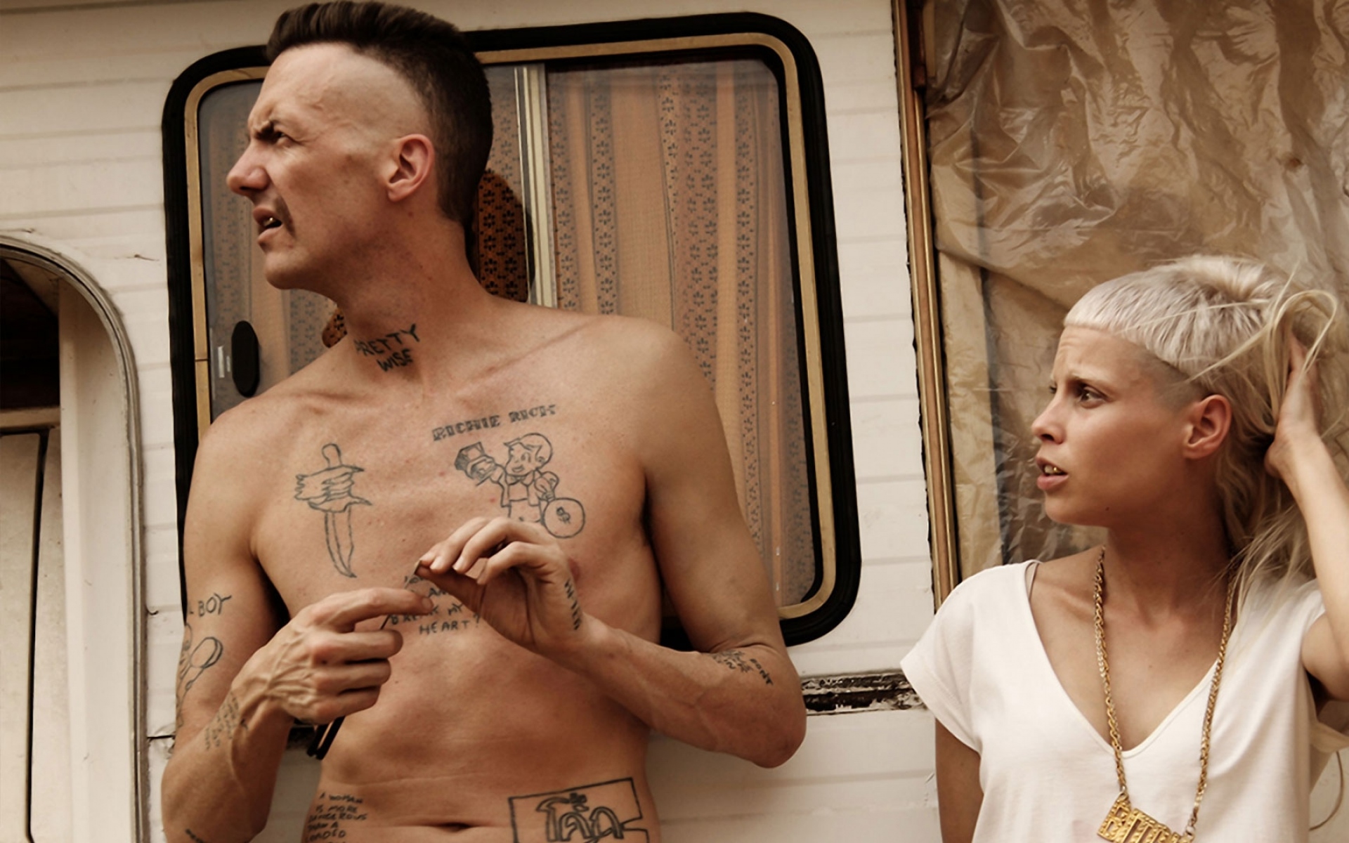 Картинки Die antwoord, тату, взгляд, ирокезы, девушка фото и обои на рабочий стол