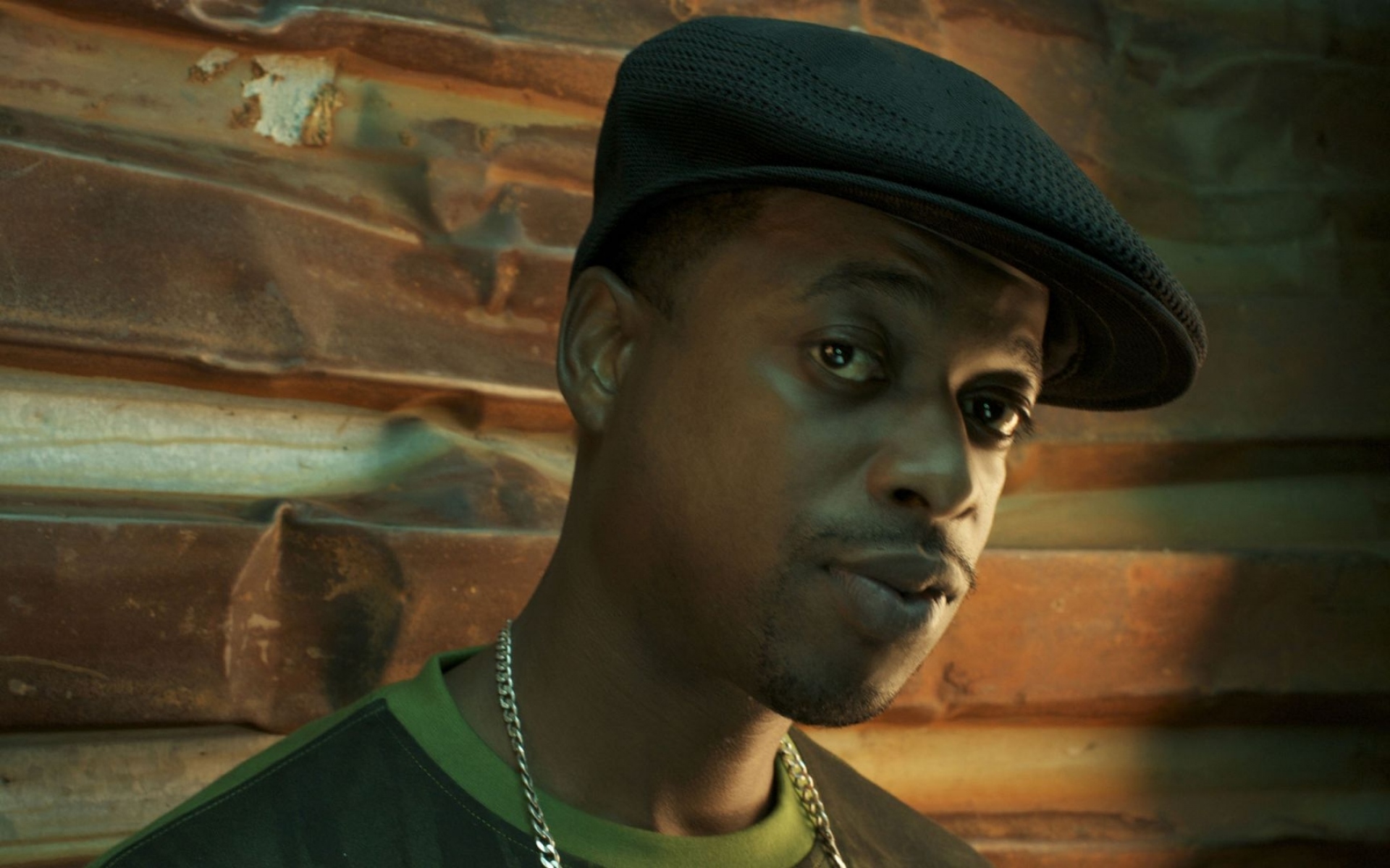 Картинки Devin the dude, wall, cap, face, chain фото и обои на рабочий стол