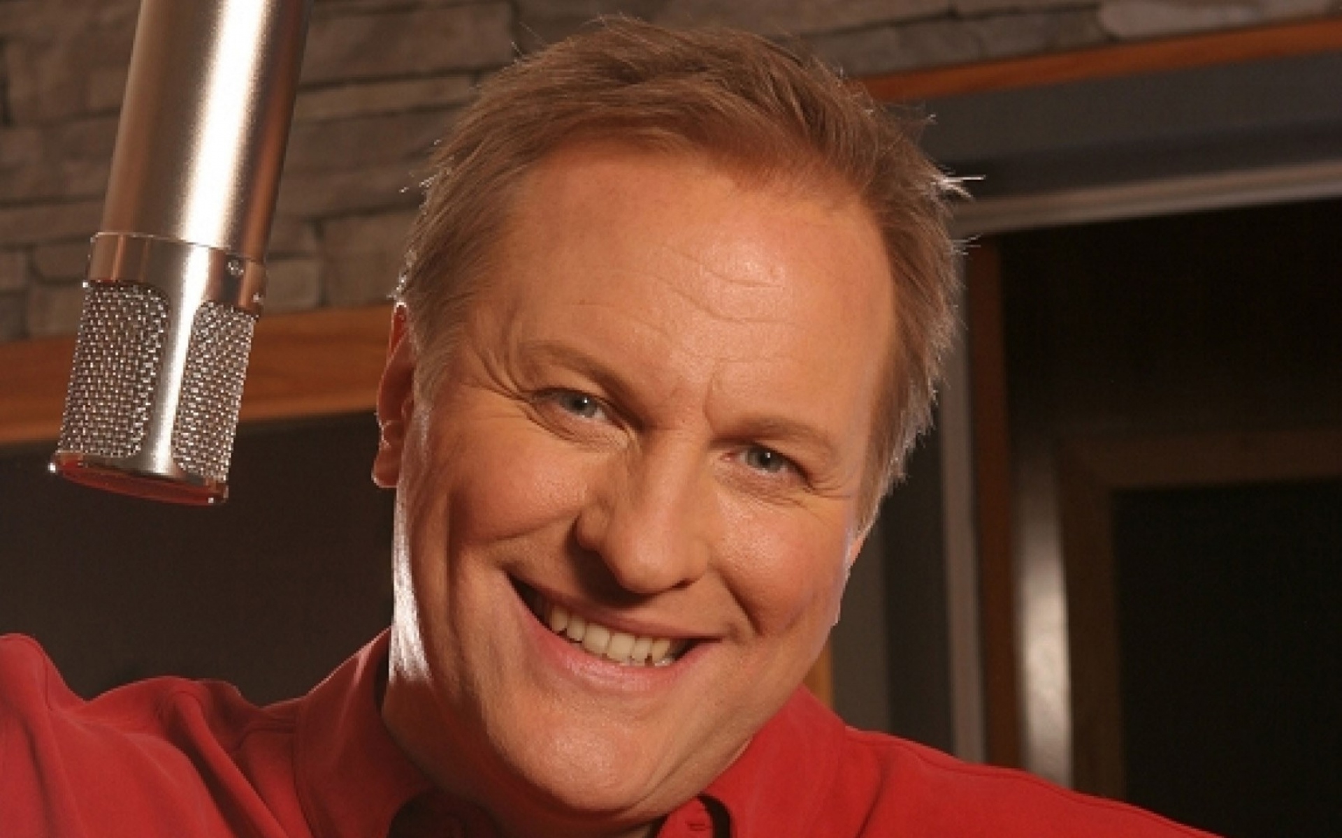 Картинки Collin raye, улыбка, лицо, микрофон, рубашка фото и обои на рабочий стол